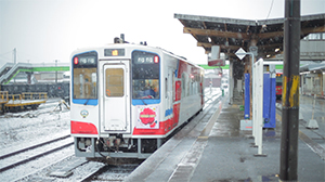 盛駅に停車している車両